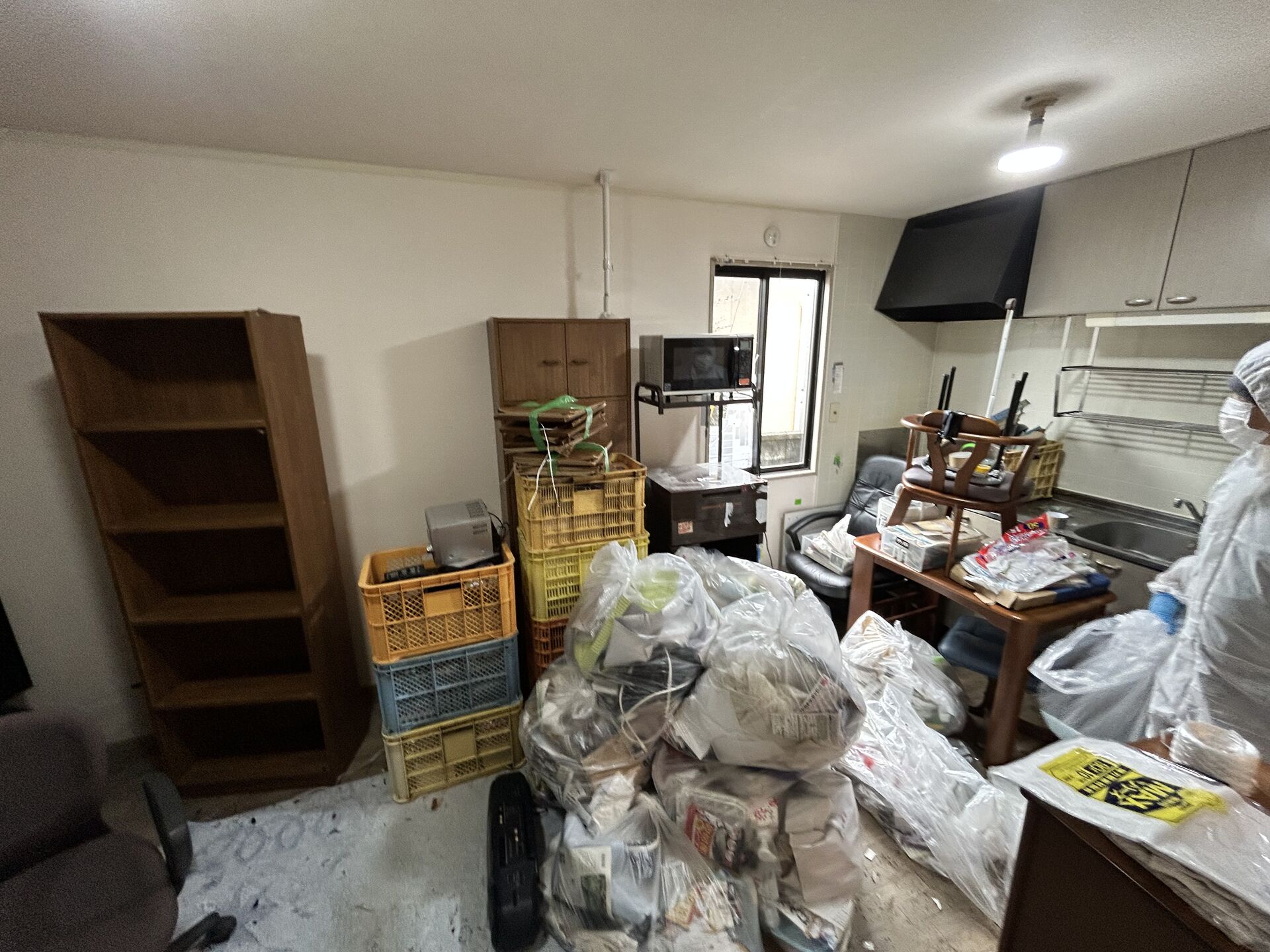 孤独死現場の清掃過程